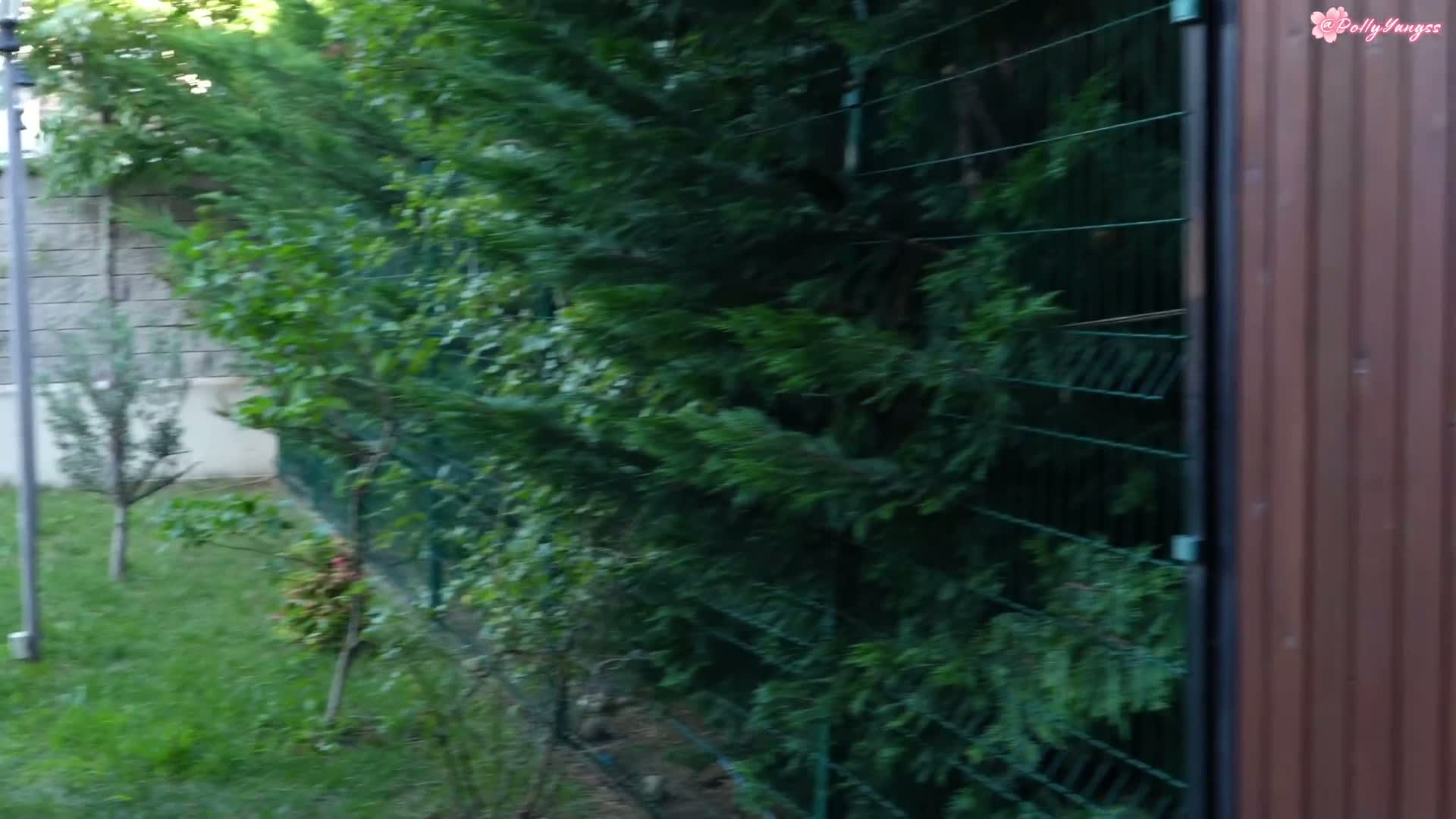 《Polly Yangs-在她家后院安静地操我运动型火辣金发女郎和邻居男人操》最新高清视频播放封面图